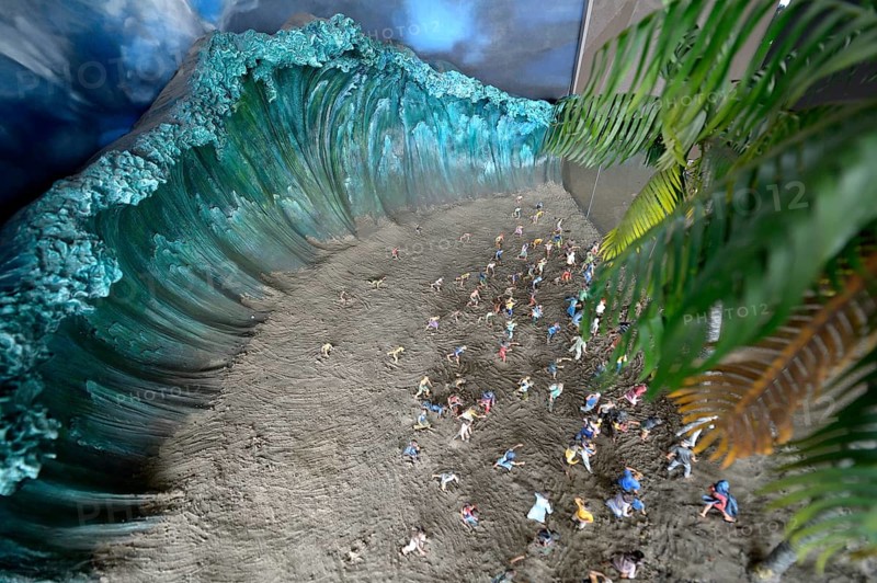 Model of the tsunami and people fleeing from the beach