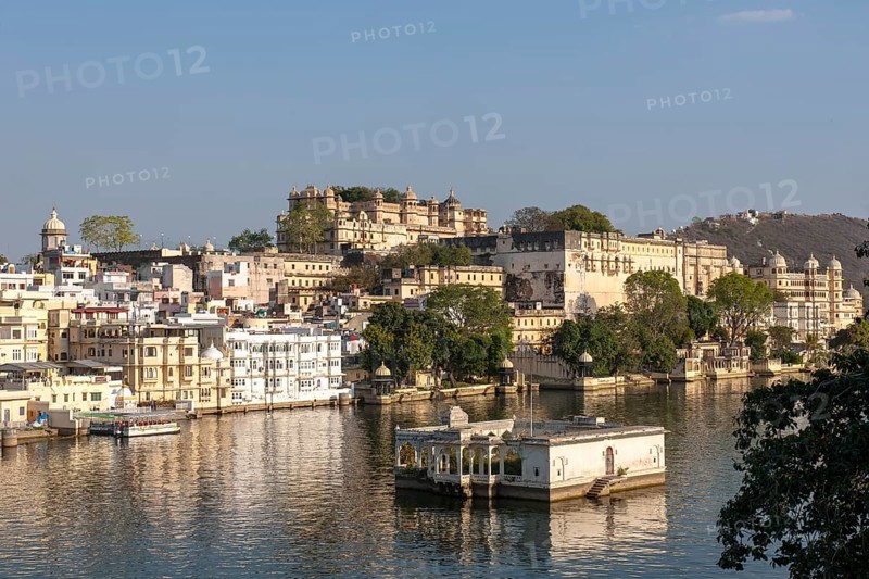 City Palace of the Maharaja with historic centre on Lake Pichola
