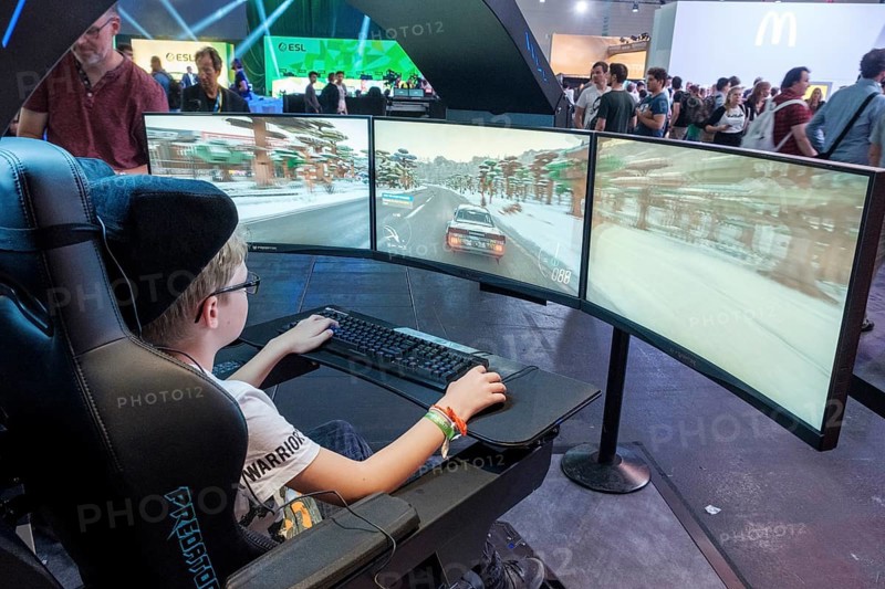 Junge plays simulation of a car race at Gamescom
