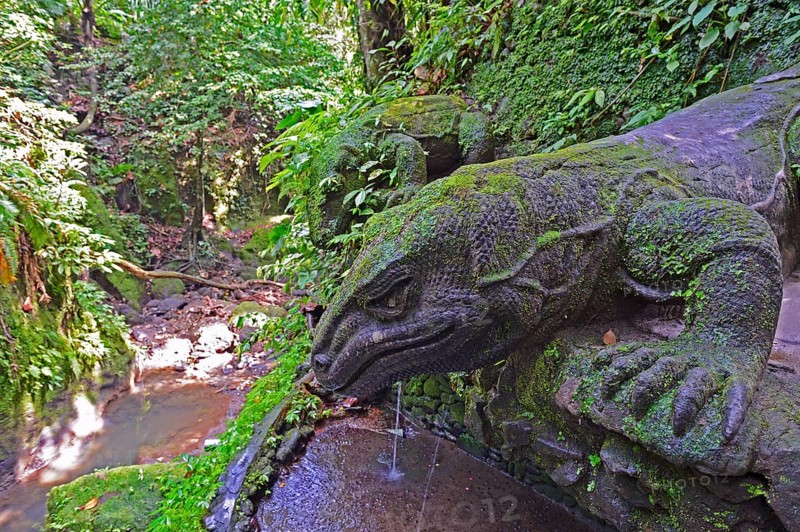 Stone komodo dragons at the Holy Spring Temple