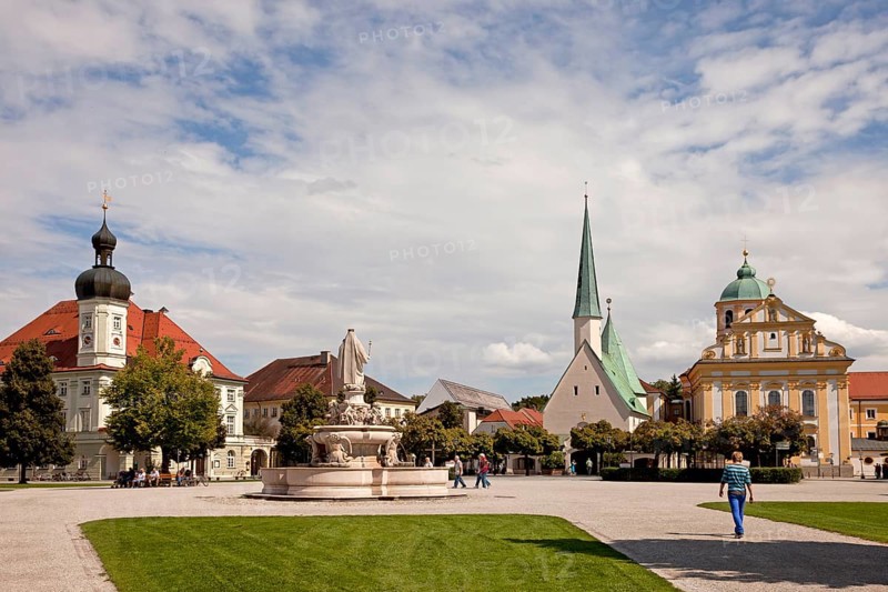 Kapellplatz square with Marienbrunnen