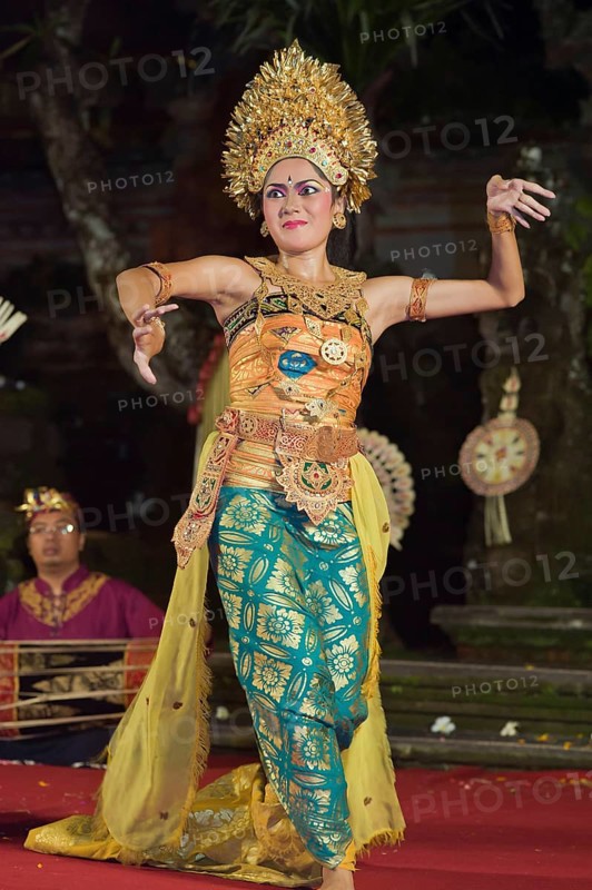 Legong dance at Puri Saraswati Temple