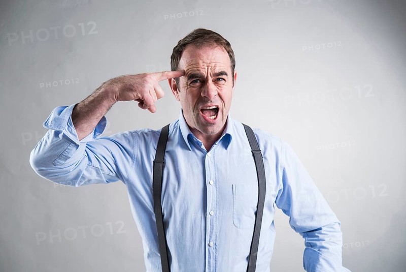 Man tapping his forehead