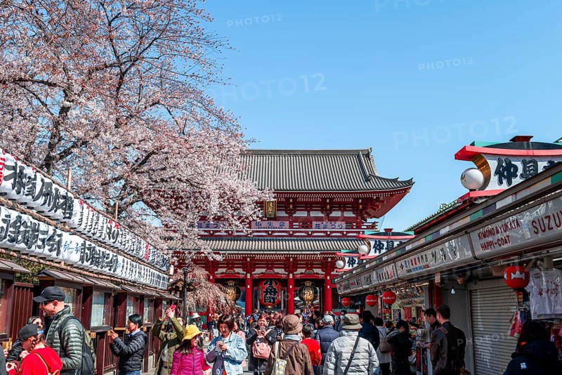 Tourists on the way to Hozomon Gate