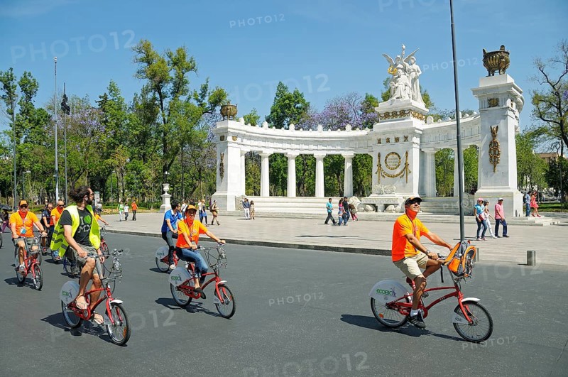 Cyclists on Avenida Juarez
