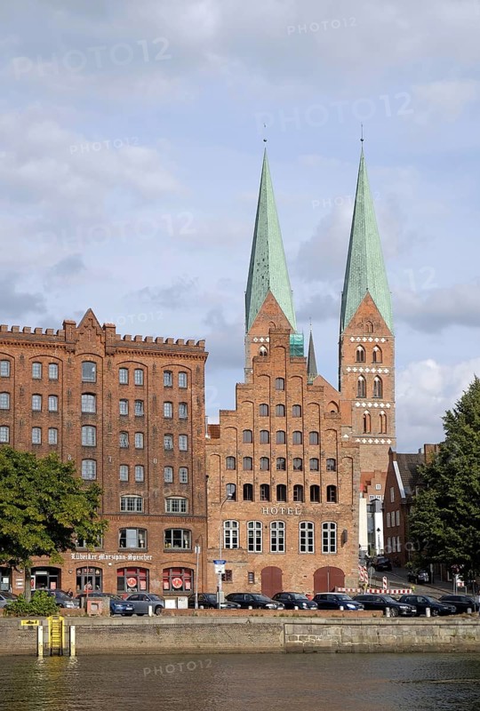 Historic centre with the Marzipan-Speicher warehouse on Untertrave or Trave River