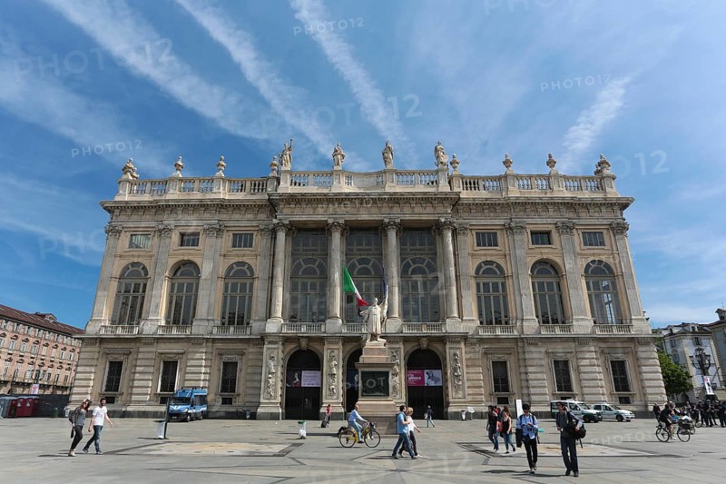 The Palazzo Madama with the monument to the Sardinian troops