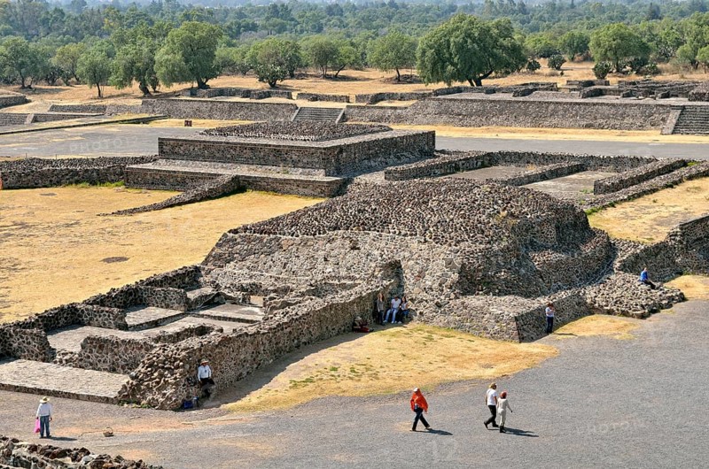 Remains of a place of sacrifice and of outbuildings at the Pyramid del Sol or Pyramid of the Sun