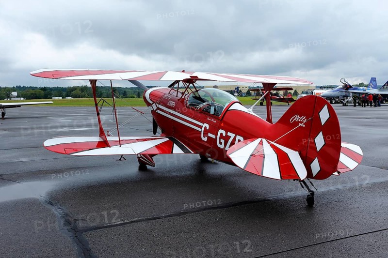 Aerobatic airplane