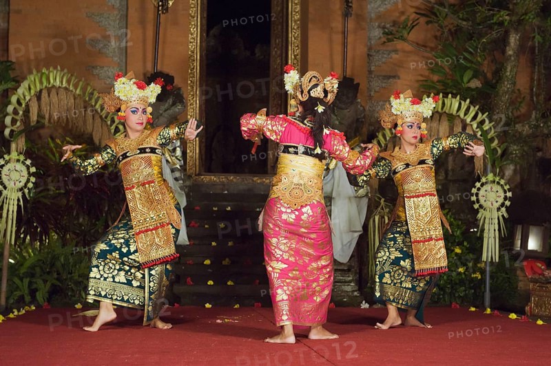 Legong dance at Puri Saren Palace