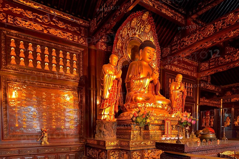 Golden Buddha statue and relics inside the Giant Wild Goose Pagoda