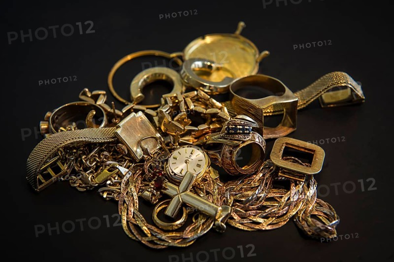Various old gold jewellery