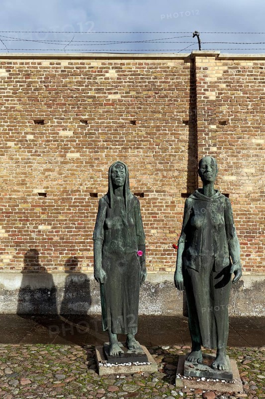 Sculptures of women in front of the Wall of Nations