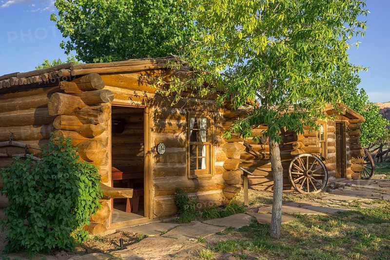 Old log cabins in Fort Bluff
