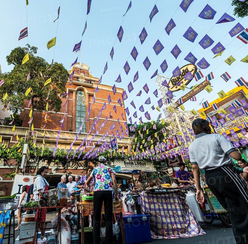 Stalls and tourists in Khao San Road