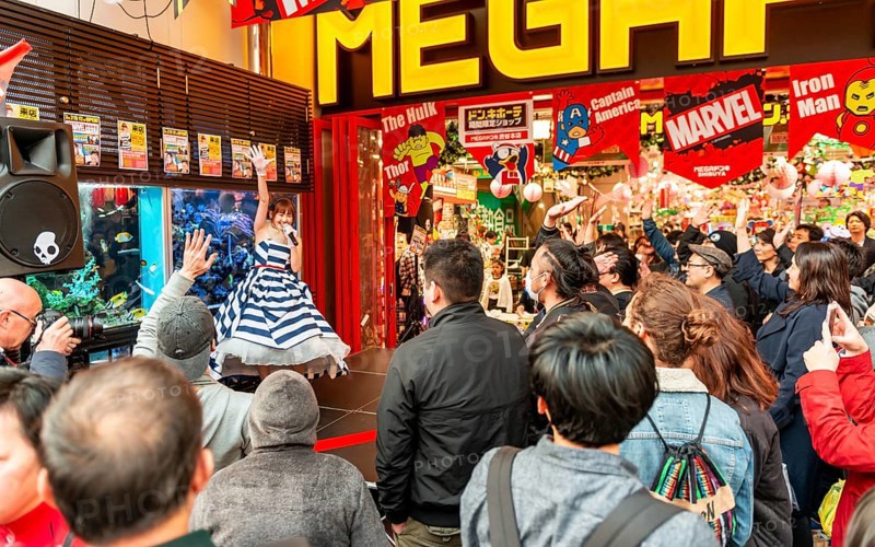 Karaoke singer in front of an audience in front of the shopping mall Mega Don Quijote-Shibuya