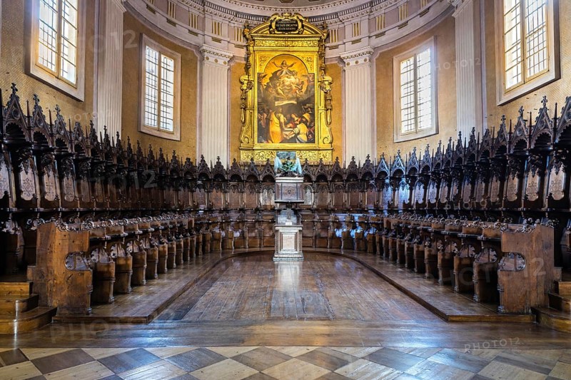Apse with late Gothic choir stalls and altarpiece with Assumption of the Virgin Mary