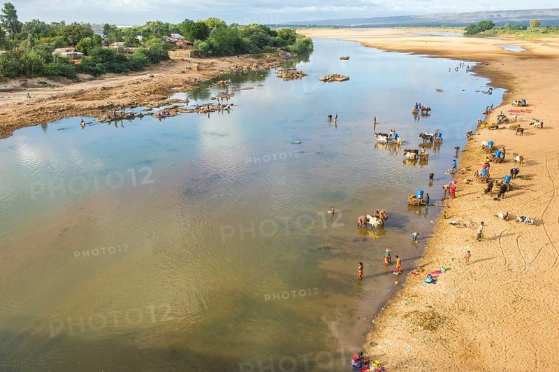 People washing and taking water from the Mandare river