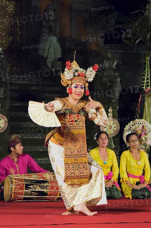 Legong dance at Puri Saraswati Temple