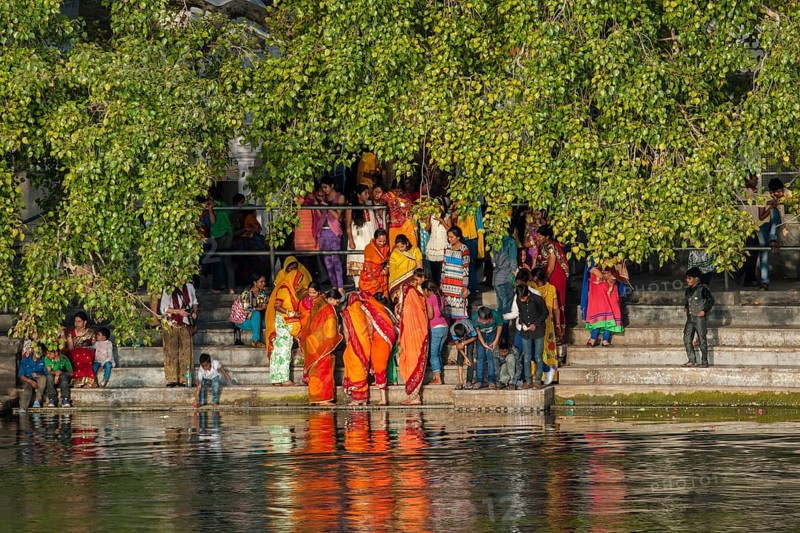 Scene on the banks of Lake Pichola in the historic centre
