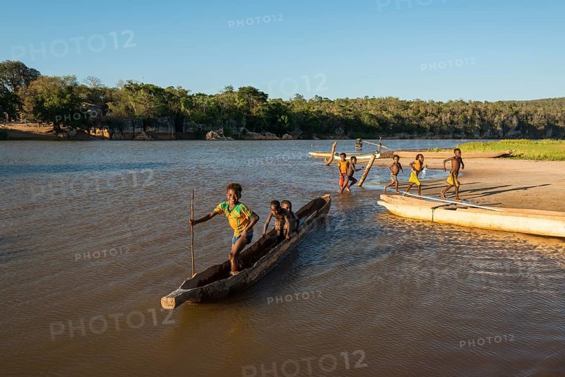 Children with pirogue or dugout