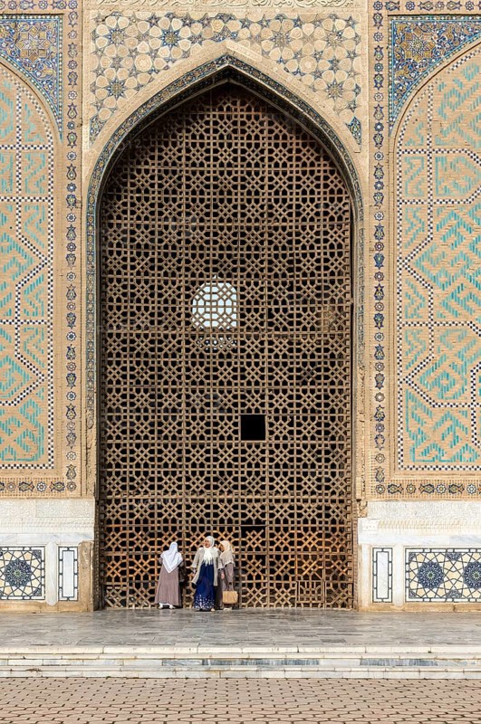 Uzbek women at Bibi-Khanym Mosque