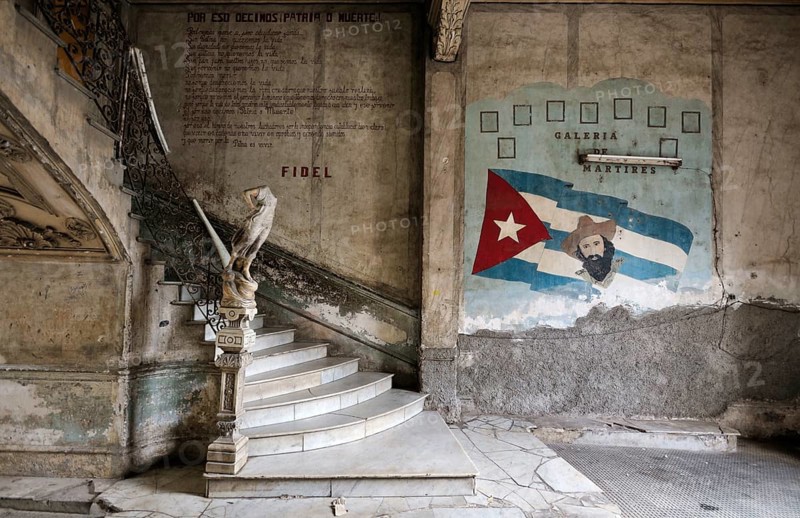 Wall painting with national flag and Camilo Cienfuegos