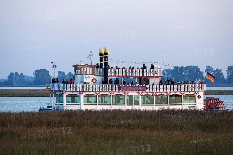 Tourist paddle steamer in the Bodden