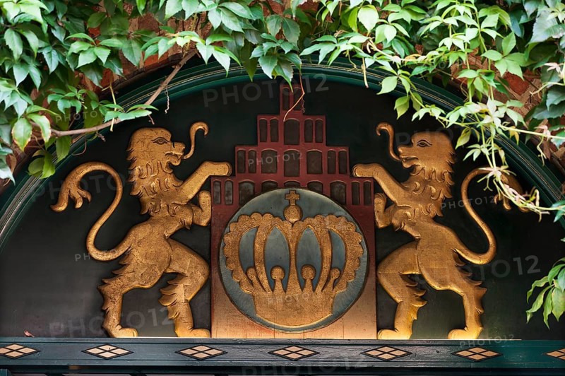 Two lions with a crown above the entrance of the Luneburg Kronenbrau