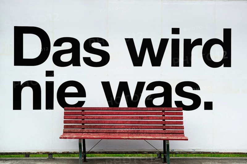 Bus stop that says ""Das wird nie was"" or ""that'll never work""
