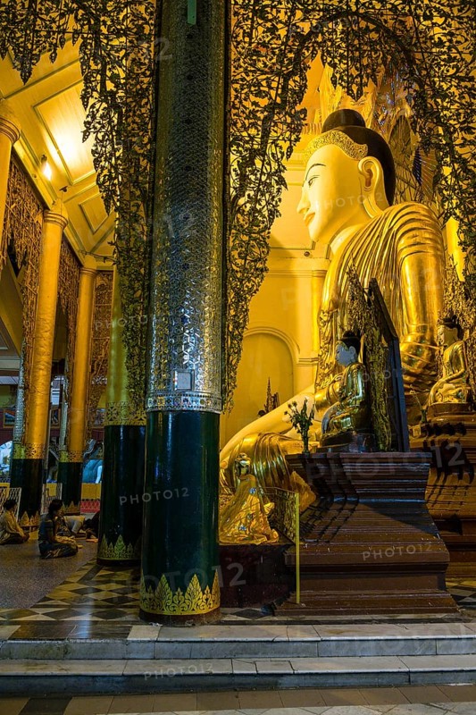 Buddastatue in the Shwedagon Pagoda