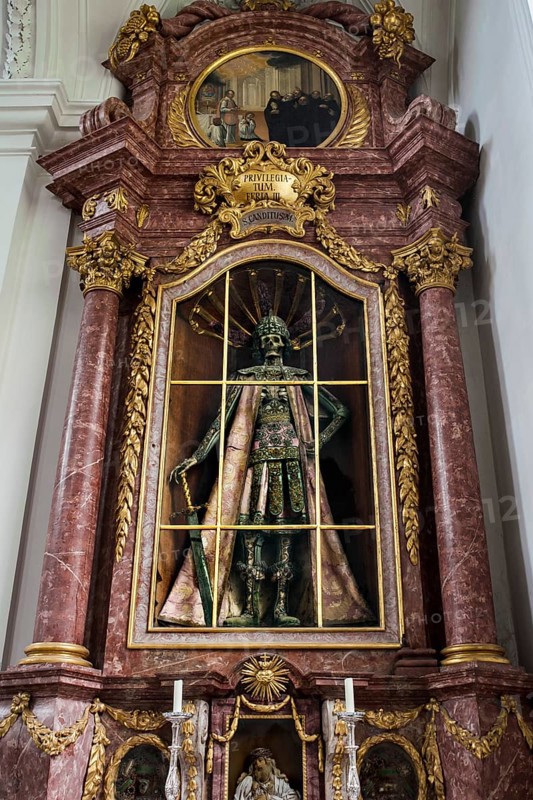Side altar in the south chapel