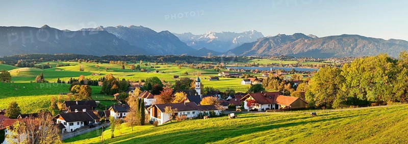 View from the Aidlinger Hohe over lake Riegsee towards the Wetterstein range