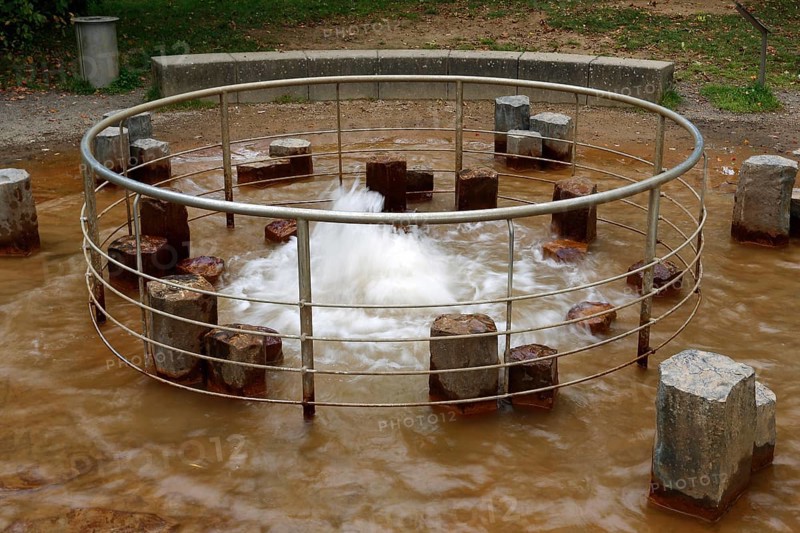 Cold water geyser Wallender Born erupting