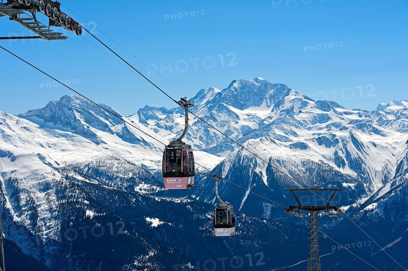 Gondola of the Moosfluh cable car in front of the Fletschhorn massif