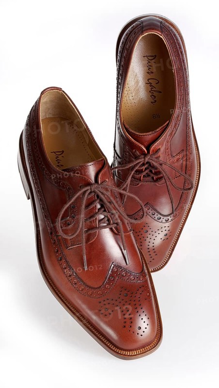 A pair of men's shoes
