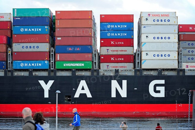 Cinesisches ship ""Yang"" loaded with containers