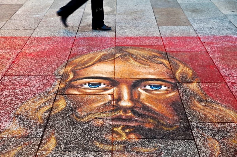 A transient painting painted with chalk on the pavement of the cathedral plate