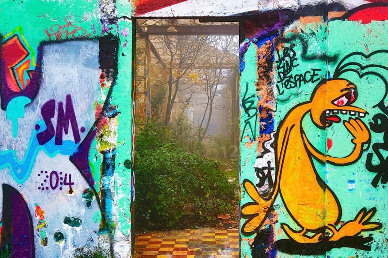 Ruins of the garrison with graffiti