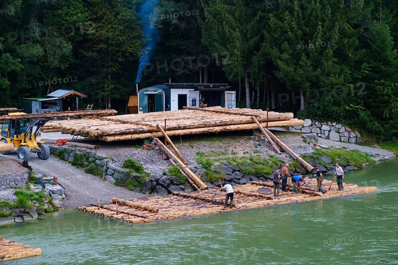 Assembly of rafts on the Isar near Wolfratshausen early in the morning