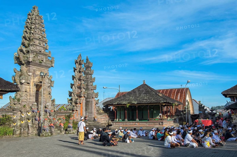 Believers in the Pura Ulun Danu Batur temple