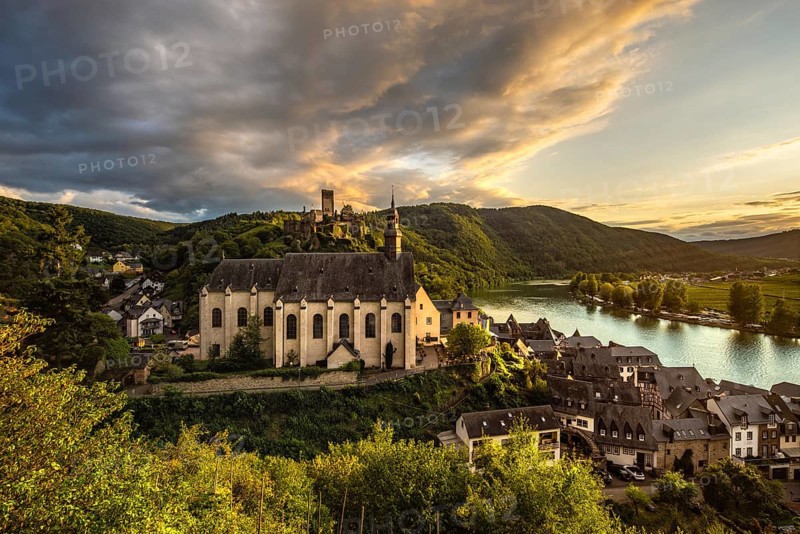 View of the winegrowing village of Beilstein with the castle ruins of Metternich and the Carmelite Church in the evening light