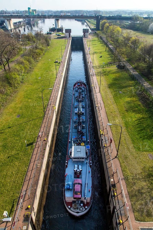 Cargo ship sails into lock Meidrich