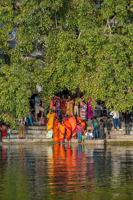 Scene on the banks of Lake Pichola in the historic centre