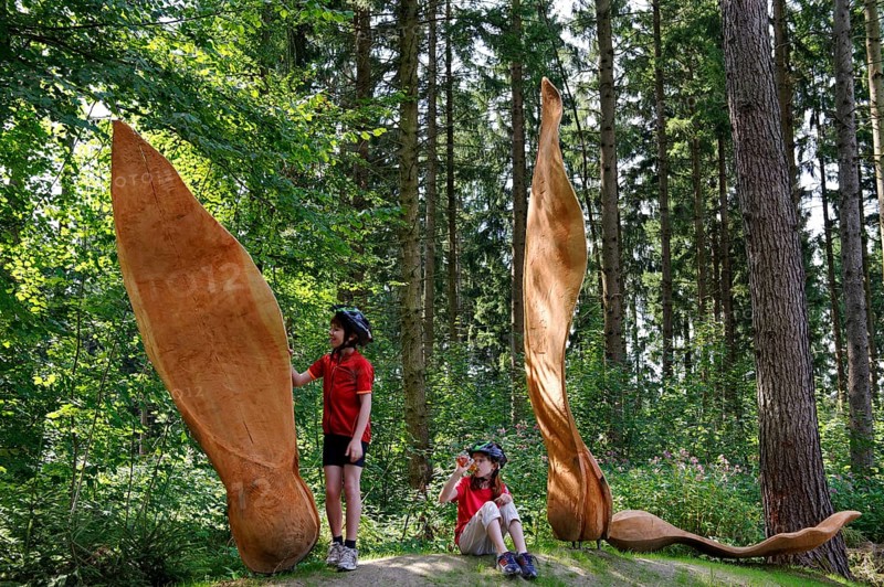 Children at the Ahornsamen sculpture in the Weltwald forest