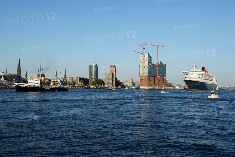 Cruise liner RMS Queen Mary 2 leaving the harbour