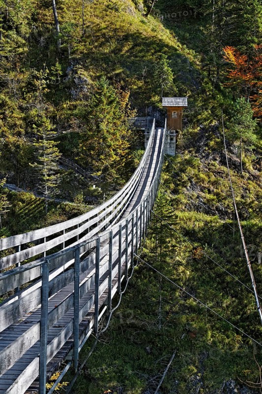Suspension bridge across the Salza river