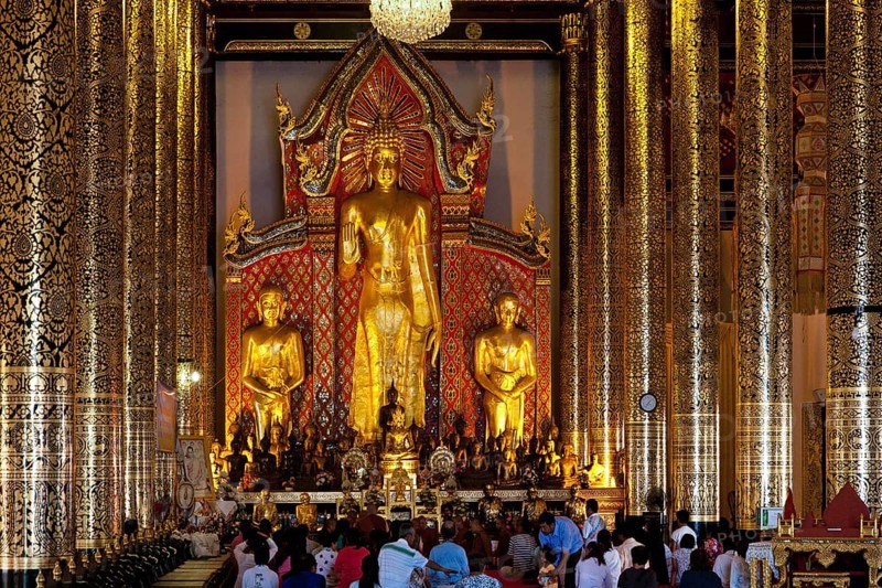 Worshipers praying in the temple of Wat Chedi Luang
