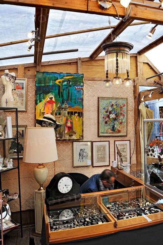 Pictures and knick-knacks at the Auer Dult annual market
