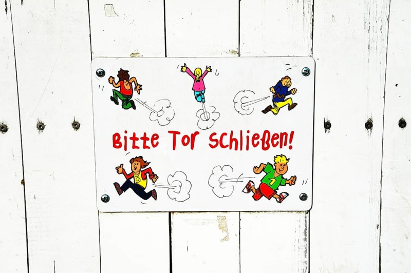Sign "Bitte Tor schliessen"